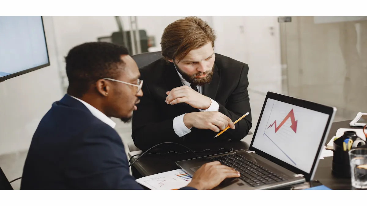 Profesionales analizando métricas y tendencias de marketing digital